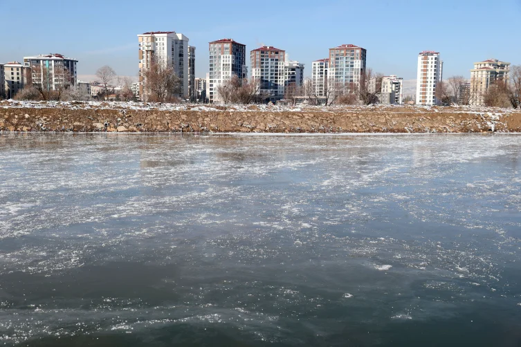 Türkiye’nin en soğuk yeri eksi 23 dereceyle Altınyayla oldu