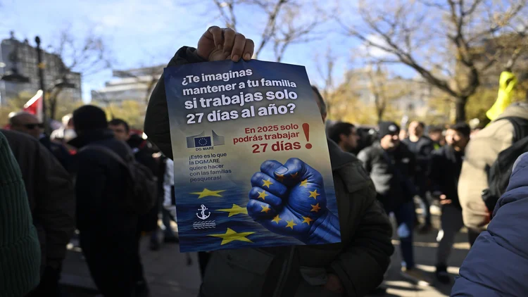 İspanya’da balıkçılar avlanma dönemini kısıtlamak isteyen AB’ye karşı ayaklandı