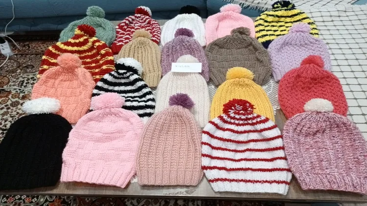 Yedi yıldır Doğu ve Güneydoğu’daki öğrenciler için şapka örüyor