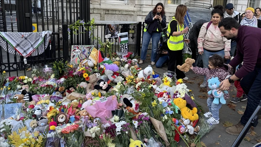 Londra’da binlerce kişi, öldürülen Gazzeli çocuklar anısına Başbakanlık sokağına oyuncak bıraktı