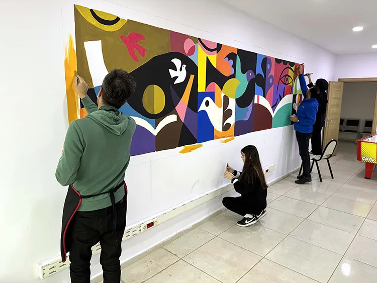 Suça sürüklenen akranları için hazırlanan odayı resimleriyle renklendirdiler