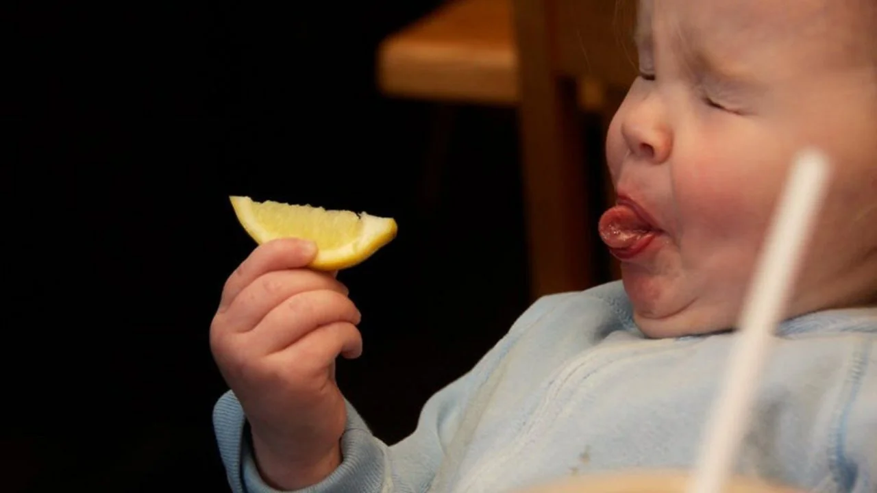 Peki ekşi bir şeyler yediğiniz an, yüzünüz neden şekilden şekile giriyor?