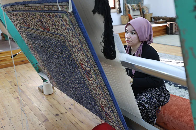 Çeyrek asırdır tezgahta ilmek atan eller halı kültürünü yaşatıyor