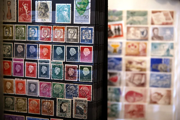 Emekli memur 53 yılda 70 ülkeden binlerce pul biriktirdi