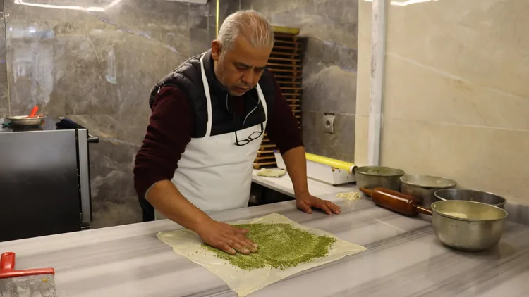 Gaziantep’te dedelerinden devraldıkları tatlıcılık mesleğini baba ile oğlu sürdürüyor