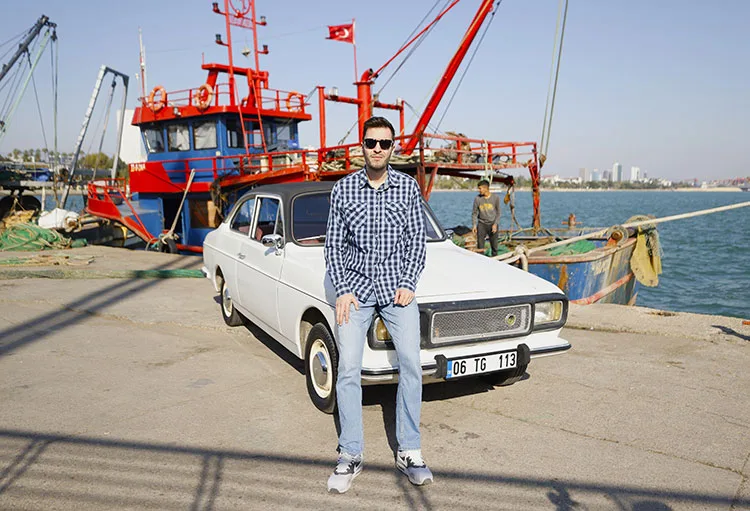 Dedesinin 40 yıl önce kullandığı Anadol’u satın alıp yollara çıktı