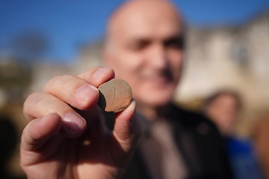 Arkeologlar, Antik Prusias ad Hypium Şehrinde Roma Döneminden Kalma Bir Kil Tiyatro Biletini Ortaya Çıkardılar