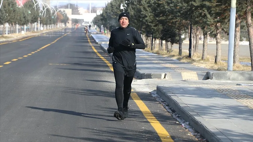 Ağrı’nın “koşan müdürü” günlük en az 10 kilometre katediyor