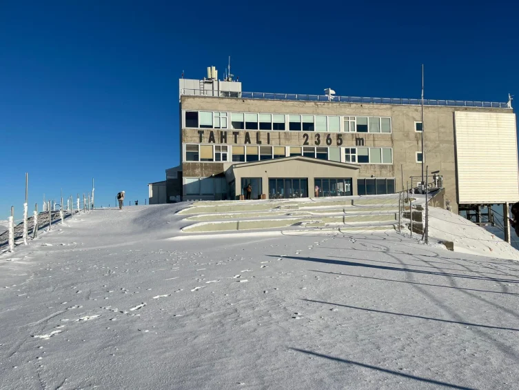 Turizm cenneti kar yağışıyla bembeyaz