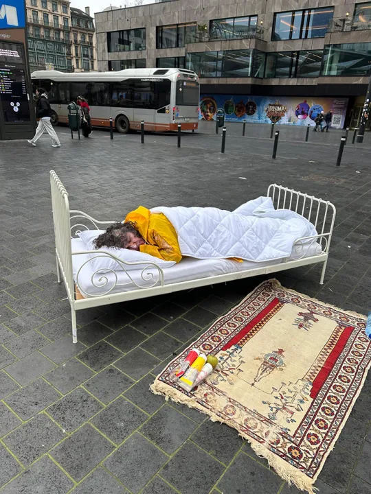 Sanatçı Mehmet Kavukcu’dan Brüksel’de “göç” performansı