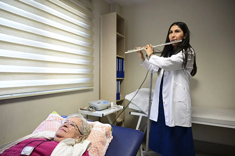 Huzurevi sakinlerini müzikli fizik tedavi egzersizleri zinde tutuyor