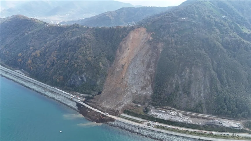 Artvin’deki heyelanda 100 bin ton toprak kütlesinin hareket ettiği belirlendi