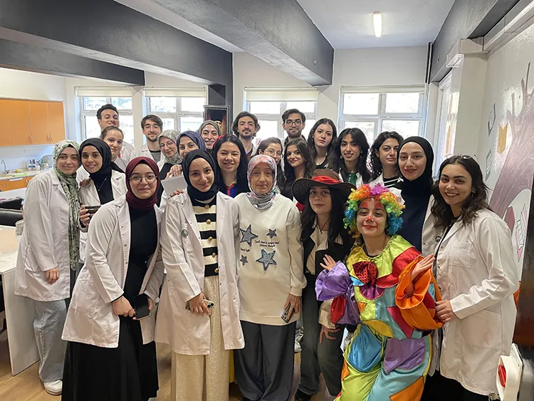 Geleceğin doktorları minik savaşçıların kalplerine dokunuyor