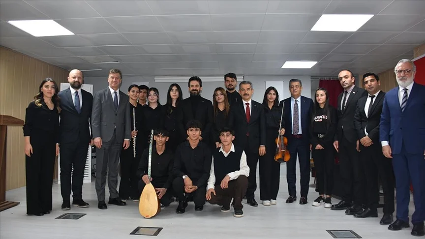 DOB Genel Müdürü Tan Sağtürk, yeni yetenekleri keşfetmek için Şırnaklı gençlerle buluştu