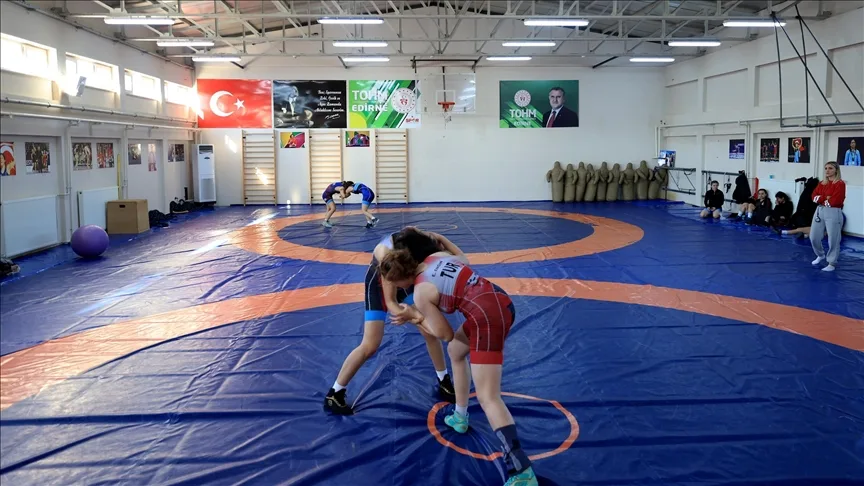 Milli kadın güreşçiler “gurbetteki yuvaları” TOHM’da olimpiyat hedefiyle çalışıyor