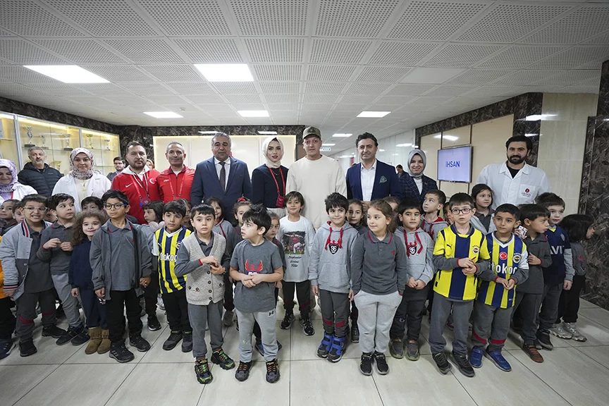 Seçim vaadini yerine getiren minik başkan, Mesut Özil’i öğrencilerle buluşturdu