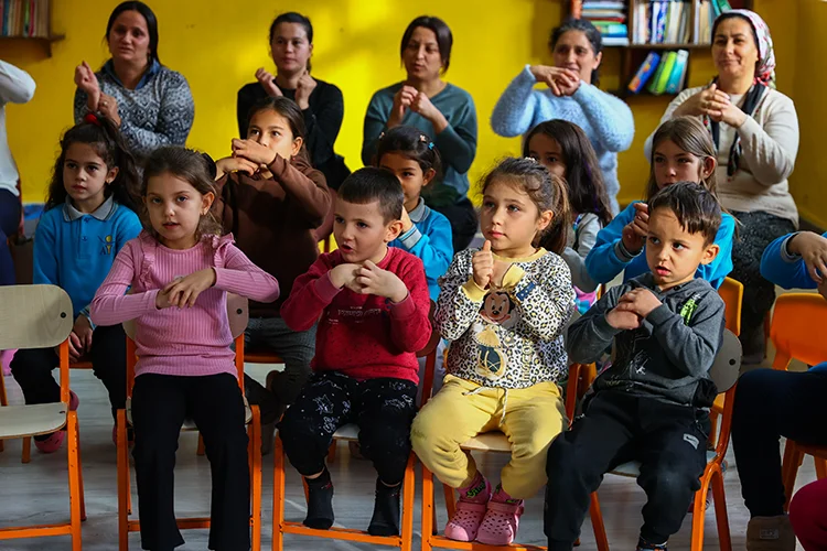 Öğretmenden engelli veli için mahallelilere işaret dili eğitimi