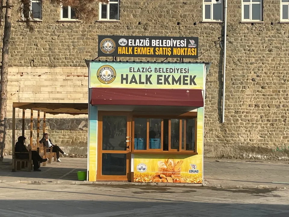 Halk ekmek fabrikası açıldı, 10 TL’ye satılan ekmek 5 TL’ye düştü