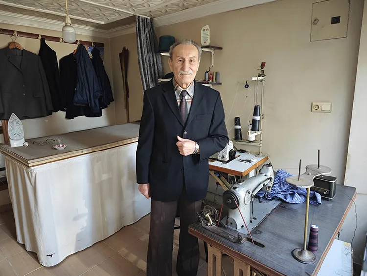Yarım asrı aşkındır müşterilerinin karşısına takım elbiseyle çıkıyor