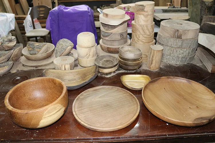 Yiyecek içecek hizmetleri öğretmeni, boş zamanlarında ahşaptan mutfak malzemeleri yapıyor