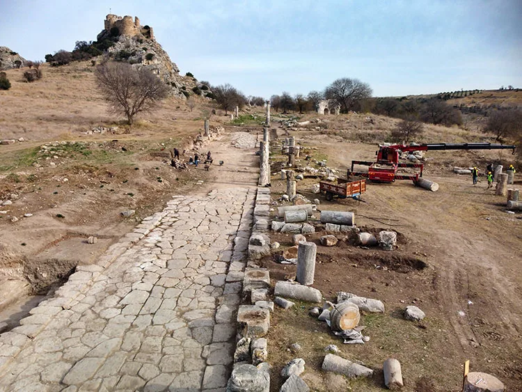Kastabala Antik Kenti’ndeki sütunlu yolda restorasyon çalışması başlatıldı