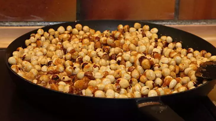 İster fırında ister tavada yapın! Fındıkları 5 dakikada kabuklarından ayırın