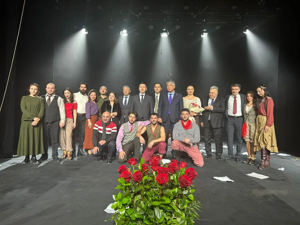 Azerbaycan Pantomim Tiyatrosu Bişkek’te sahne aldı