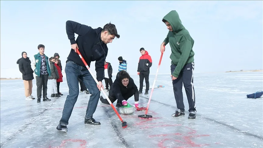 Çıldır Gölü’nün buzla kaplı yüzeyi curling sporcuları için antrenman alanı oldu