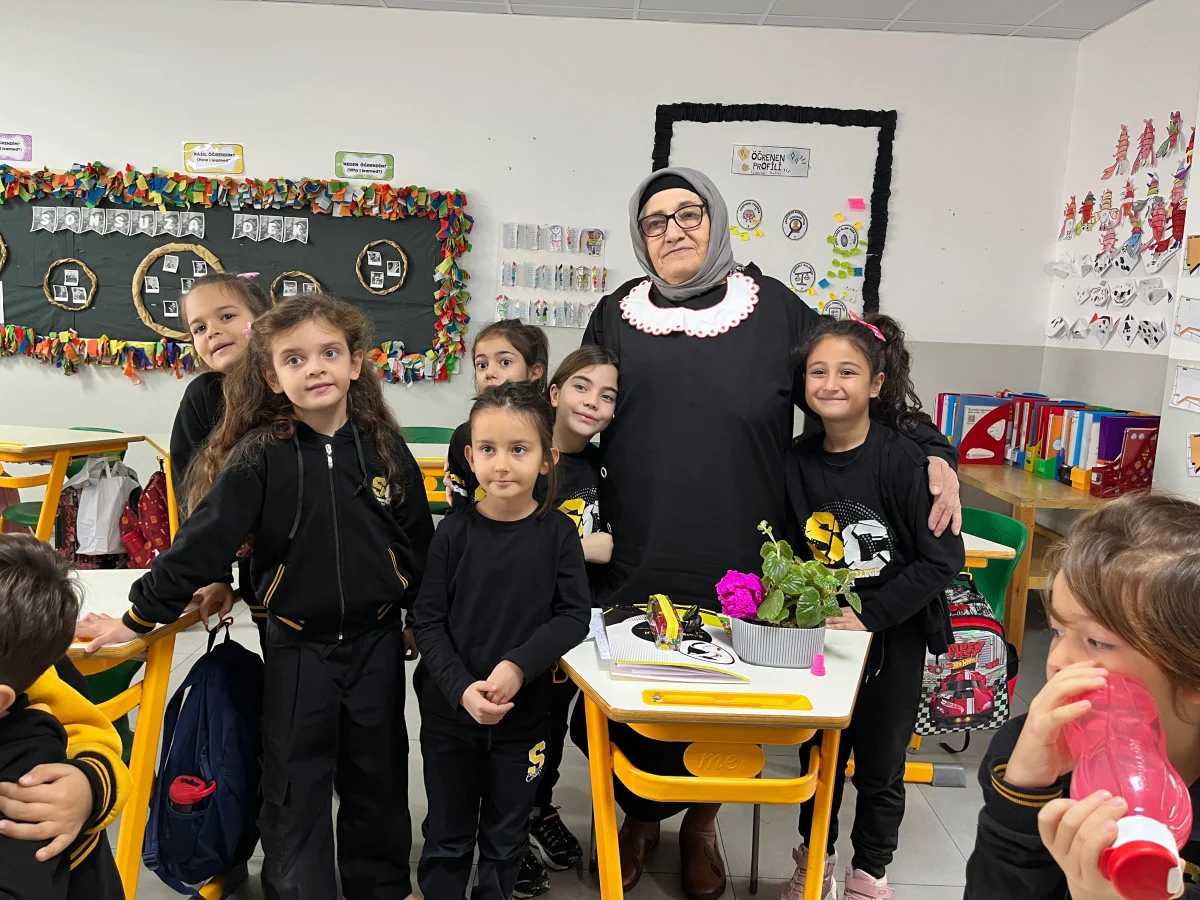 Babasının okula göndermediği  81 yaşında kadın okula başladı