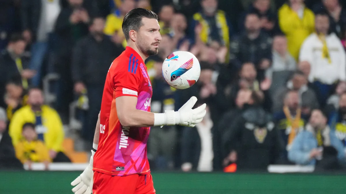 Kalecilerin topu elinde 8 saniyeden fazla tutması halinde, rakip takıma korner verilecek kuralı geliyor