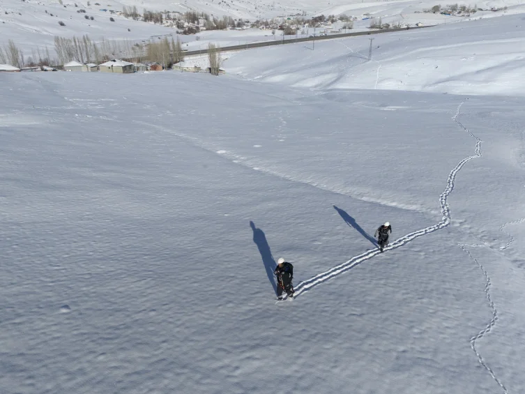 Kesintisiz enerji için karlı yolları aşıyorlar
