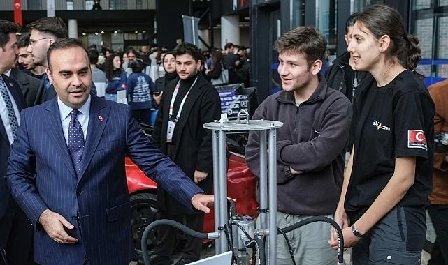 Bakan Kacır’dan Kocaeli’nin teknoloji takımlarına övgü