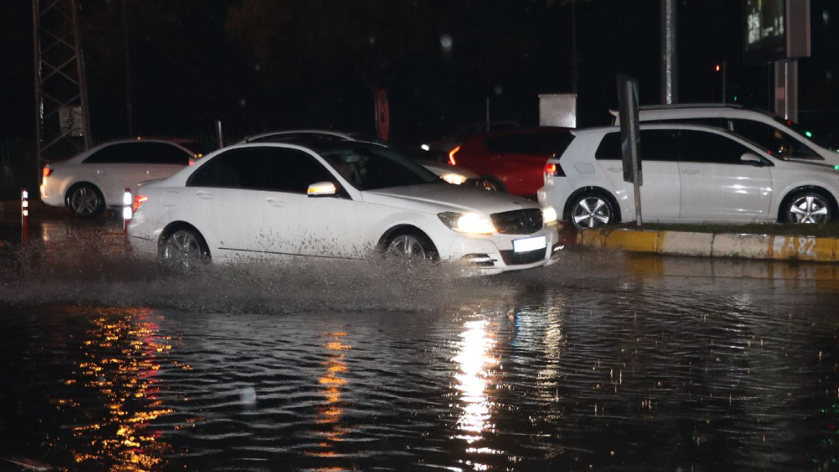 Yoğun yağış Antalya’yı gece vurdu!