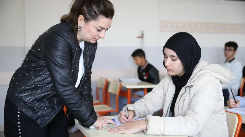 Evren ve Mevlüt öğretmen depremzede öğrencilere umut oluyor