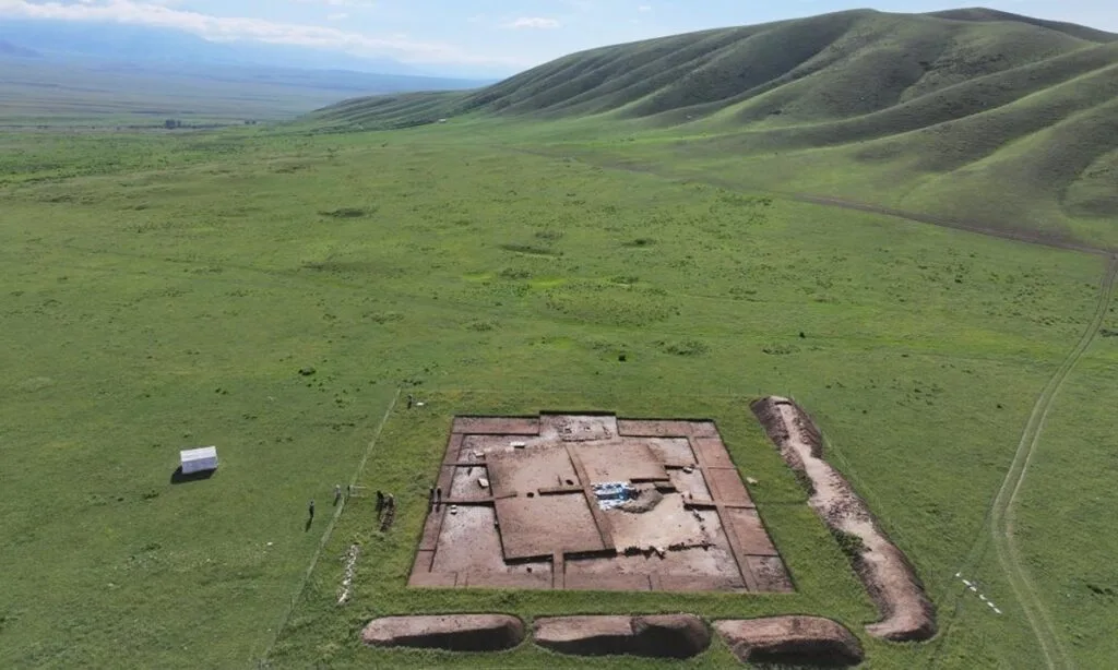 Uygur Özerk Bölgesi’ndeki Eşsiz Bir Tunç Çağı Mezarlığında Keşfedilen Avrasya Bozkırındaki En Eski Kalay-Bronz Bıçaklardan Biri