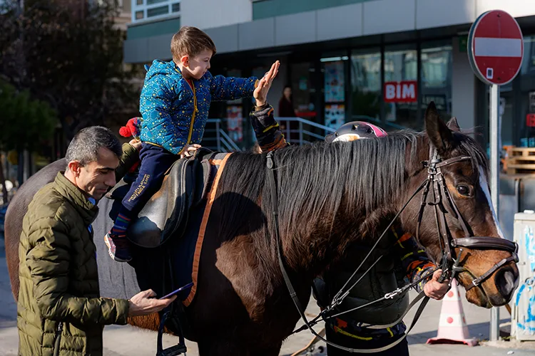 Başkent sokaklarında atı “Zeyno” ile dolaşan genç, biniciliği yaygınlaştırmak istiyor