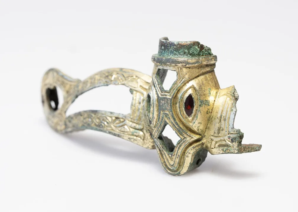 Danimarka’nın Lejre kentinde Benzersiz bir Viking Öncesi Kask Parçasının Keşfi