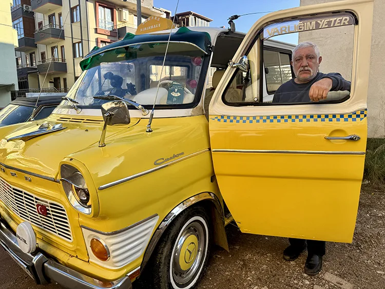 Bisiklet tamircisi “Pala Dayı”, 49 yıllık minibüsüyle nostaljiyi sokaklara taşıyor