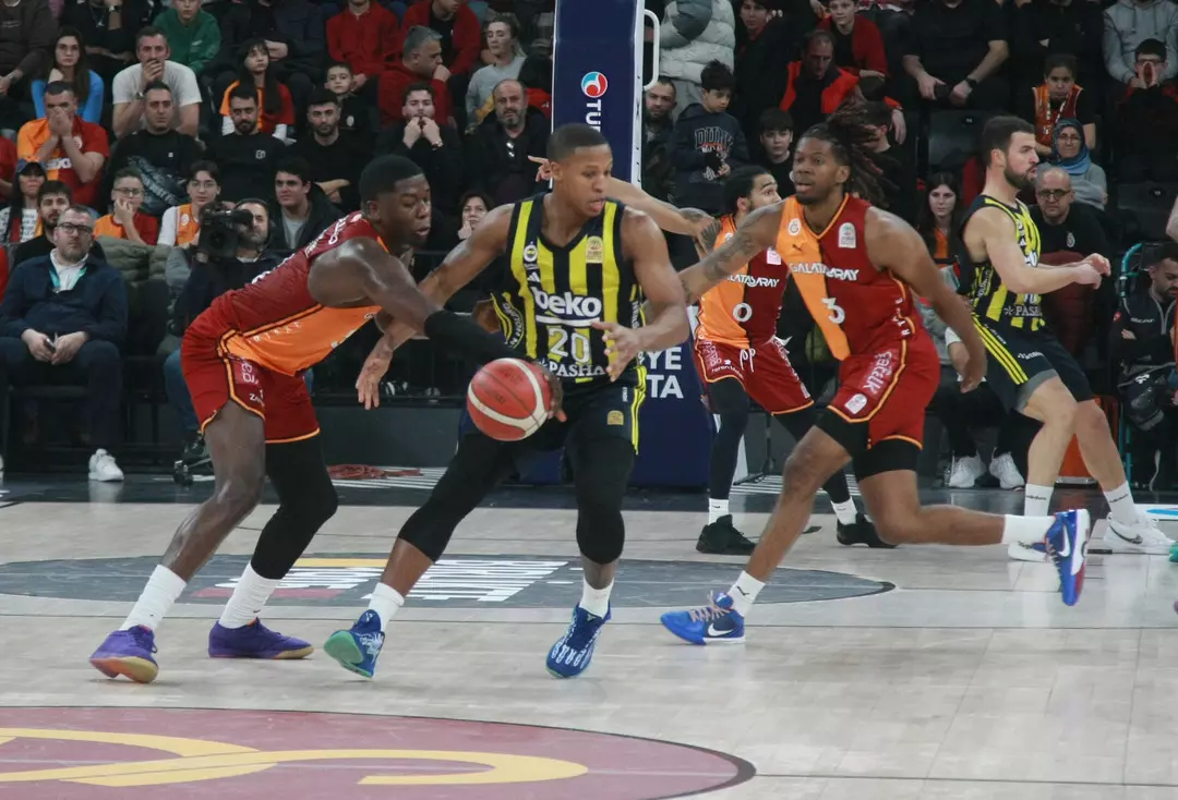Dev derbide Fenerbahçe Beko Galatasaray’ı devirdi, serisine son verdi!
