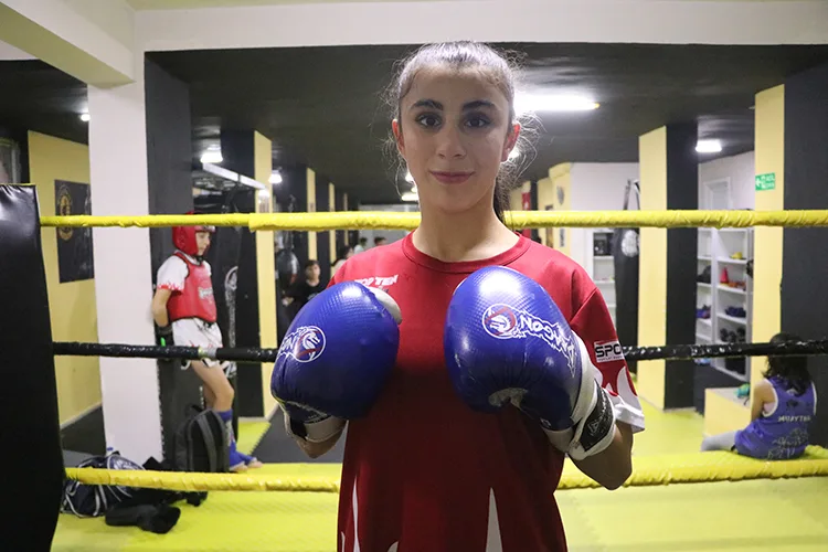 Astım hastalığını hafifletmek için başladığı muaythaide 15 madalya kazandı