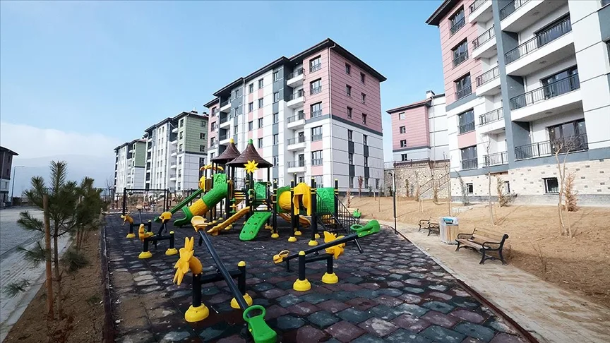 Deprem konutlarının yüzde 45’i hak sahiplerine teslim edildi