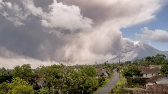 Endonezya’daki Ibu Yanardağı için uyarı seviyesi en üst düzeye çıkarıldı