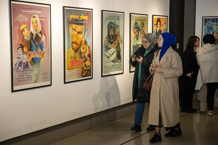 Sakarya’da açılan film afişleri sergisi ziyaretçileri sinema tarihinde yolculuğa çıkarıyor