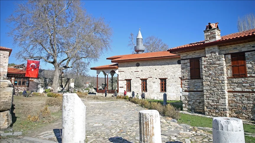 “Stratonikeia Antik Kenti”nin köy meydanı eski ihtişamına kavuşuyor