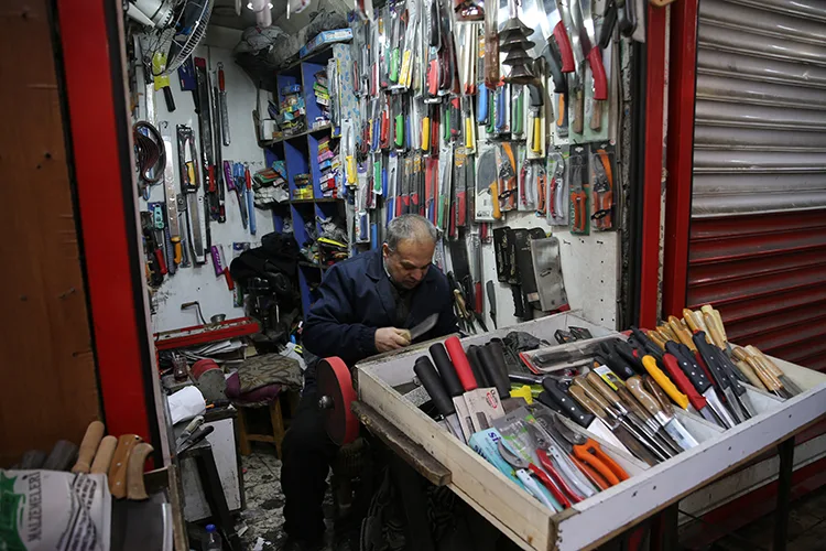 Şanlıurfa’da 4 metrekarelik dükkanda üç kuşaktır bıçakçılık yapıyorlar