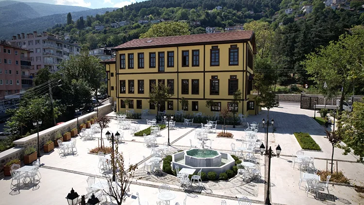 Yazar Alev Alatlı’nın adı Bursa’daki tarihi binada yaşatılıyor