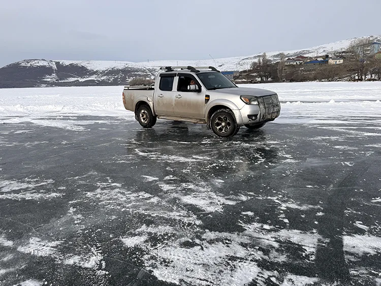 Arazi aracıyla buzla kaplı Çıldır Gölü üzerinde gezinti yaptı