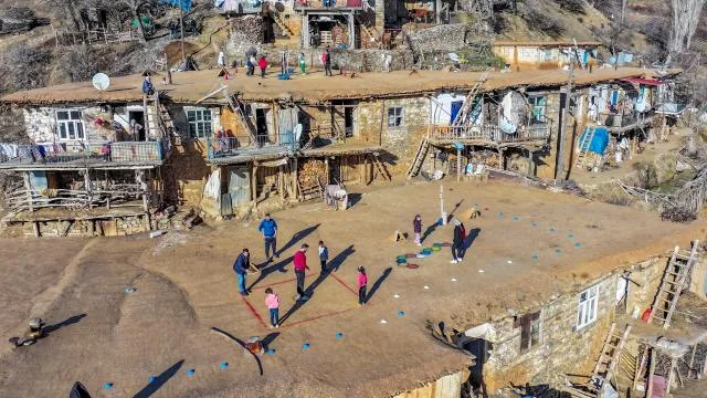 Toprak damları oyun alanına dönüştü