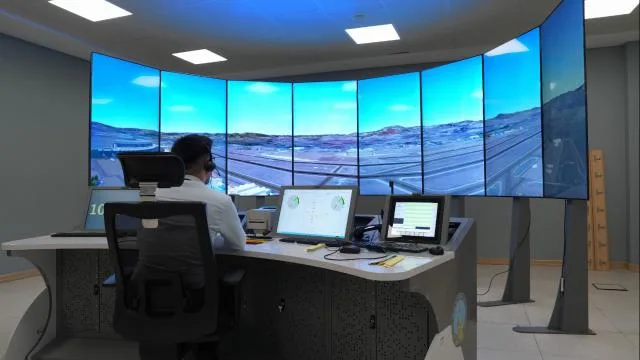 Milli hava trafik kontrolörü eğitim simülatörü üçlü pist operasyonları için hazır