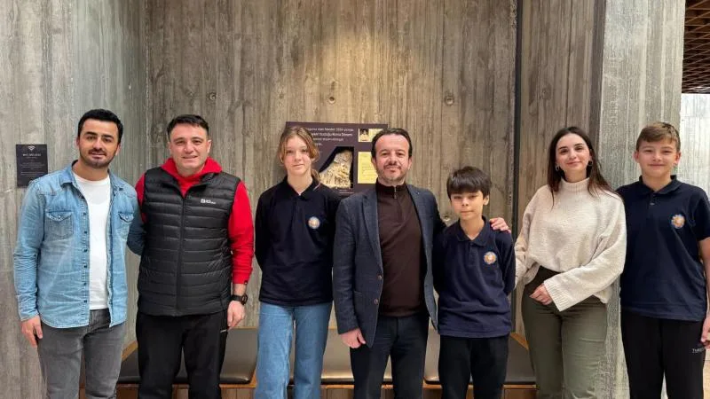 Bir öğrenci bulduğu bin yıllık sikkeyi müzeye teslim etti